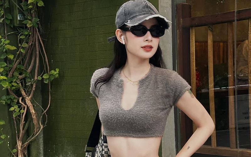 Hương Liên khoe chiếc eo nhỏ nhắn và săn chấc cùng thần thái tự tin khi mix croptop xẻ cổ cùng mũ lưỡi trai, mắt kính đen cool ngầu. 
