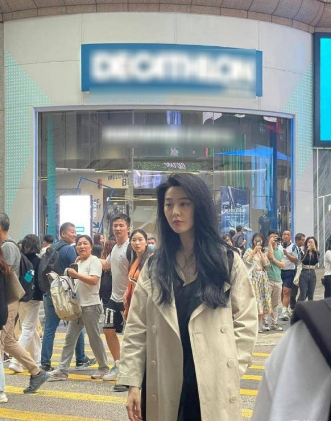 Người qua đường nhìn chằm chằm và chụp hình Phạm Băng Băng.