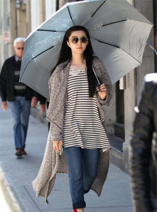 Phạm Băng Băng thường xuyên diện đồ đơn giản, để mặt mộc lộ diện trên phố.