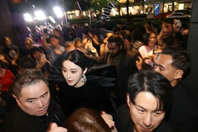 Phạm Băng Băng bị fan vây kín tại sự kiện ở Singapore. 