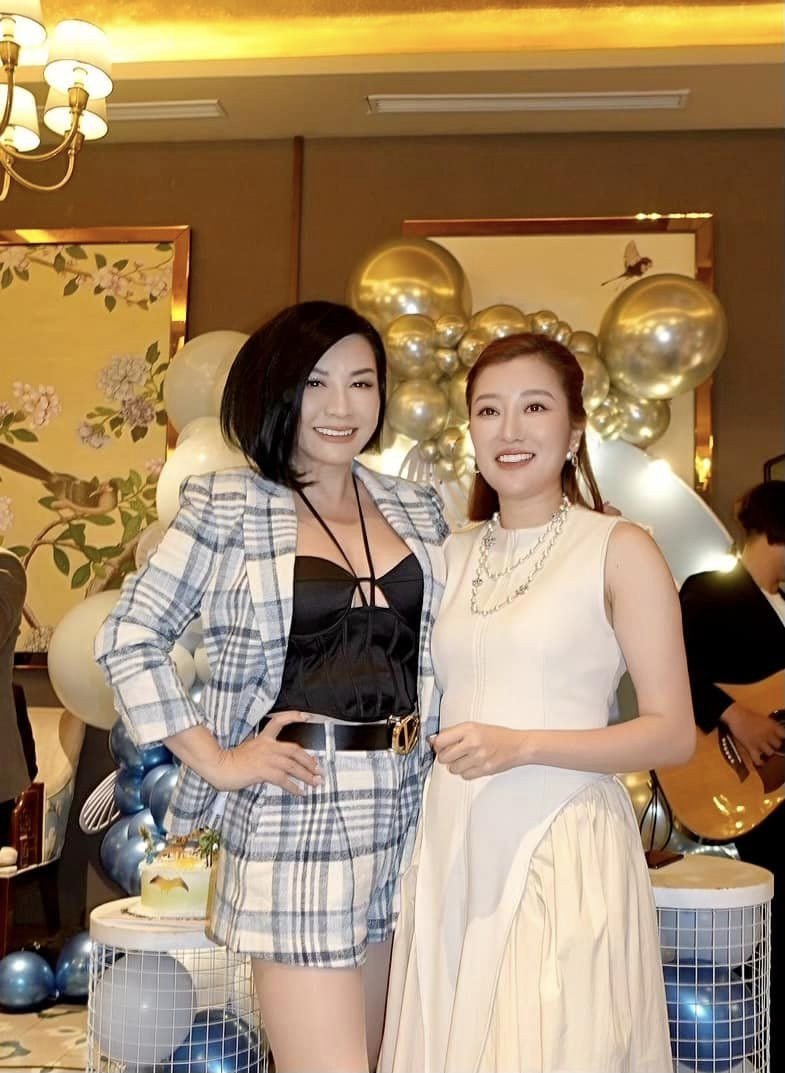 Phương Trinh và Mai Linh còn thể hiện tình cảm như chị em.