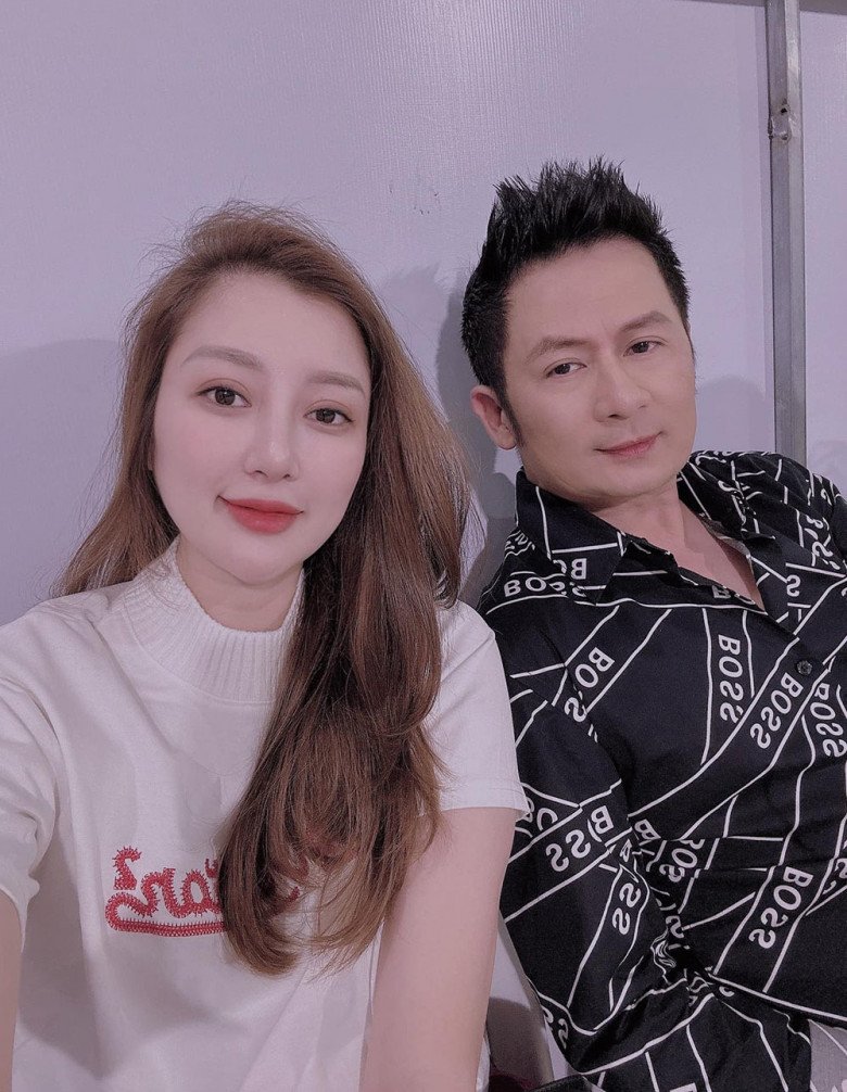 Nam ca sĩ hạnh phúc viên mãn bên vợ trẻ và con trai nhỏ.