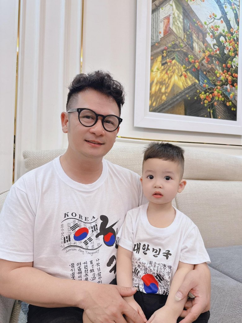 amp;#34;Chàng Ếchamp;#34; của showbiz Việt: 2 đời vợ 4 con, dân tình nể phục khi thấy amp;#34;bà cũ - bà mớiamp;#34; chụp ảnh như chị em - 15