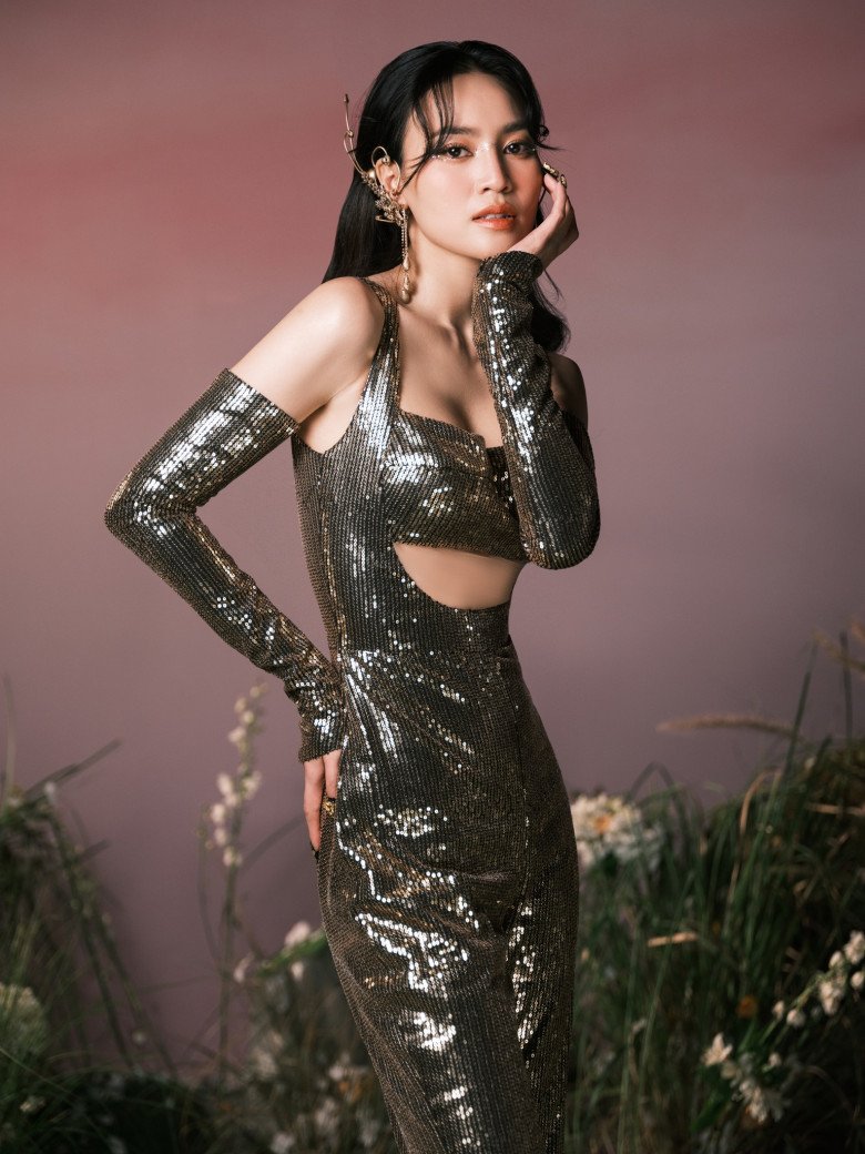 Xuất hiện trong chương trình Chị đẹp đạp gió rẽ sóng, Lan Ngọc diện thiết kế bóng bẩy, bó sát body mà vẫn tự tin khoe sắc.