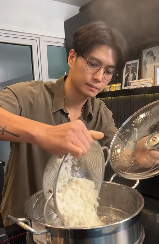 Chồng kém 11 tuổi của Ngô Thanh Vân làm gà nấu xôi thơm phức bằng nồi chiên không dầu - 6