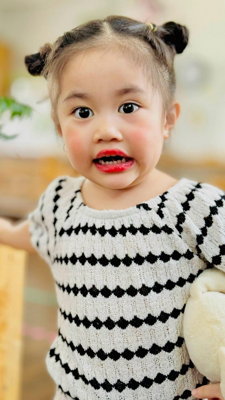 Con gái Lê Dương Bảo Lâm mới 3 tuổi đã làm điệu son môi đi học, gương mặt được nhận xét giống hệt bà nội - 1