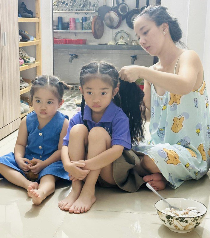 Con gái Lê Dương Bảo Lâm mới 3 tuổi đã làm điệu son môi đi học, gương mặt được nhận xét giống hệt bà nội - 7