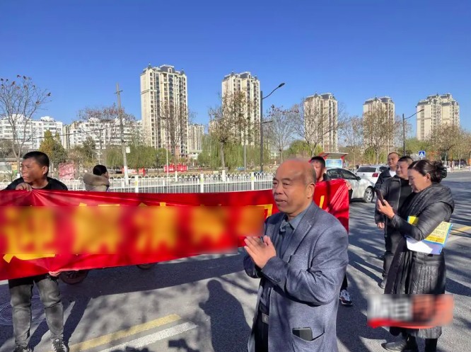 Xie Kefeng cùng người thân, bạn bè chào đón con trai trở về nhà.