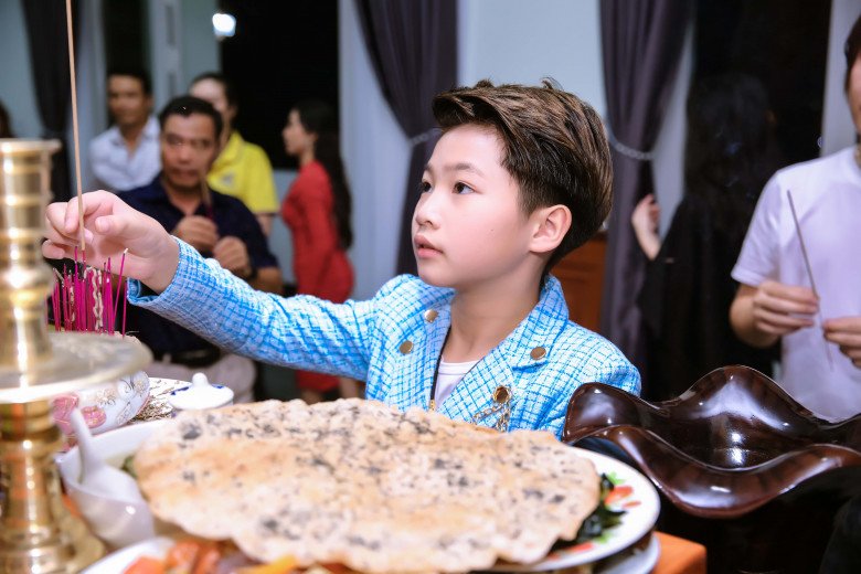 Cậu bé được đồn đoán là con trai Ngọc Sơn.