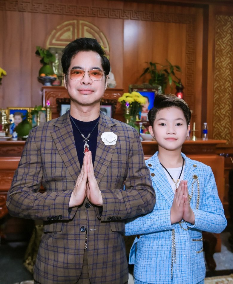Ngọc Sơn cùng cháu trai dâng hương tại từ đường dòng họ.