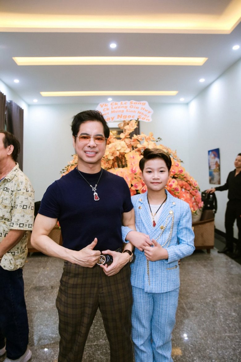 Cậu bé đã song hành cùng Ngọc Sơn trong nhiều sự kiện, sân khấu.