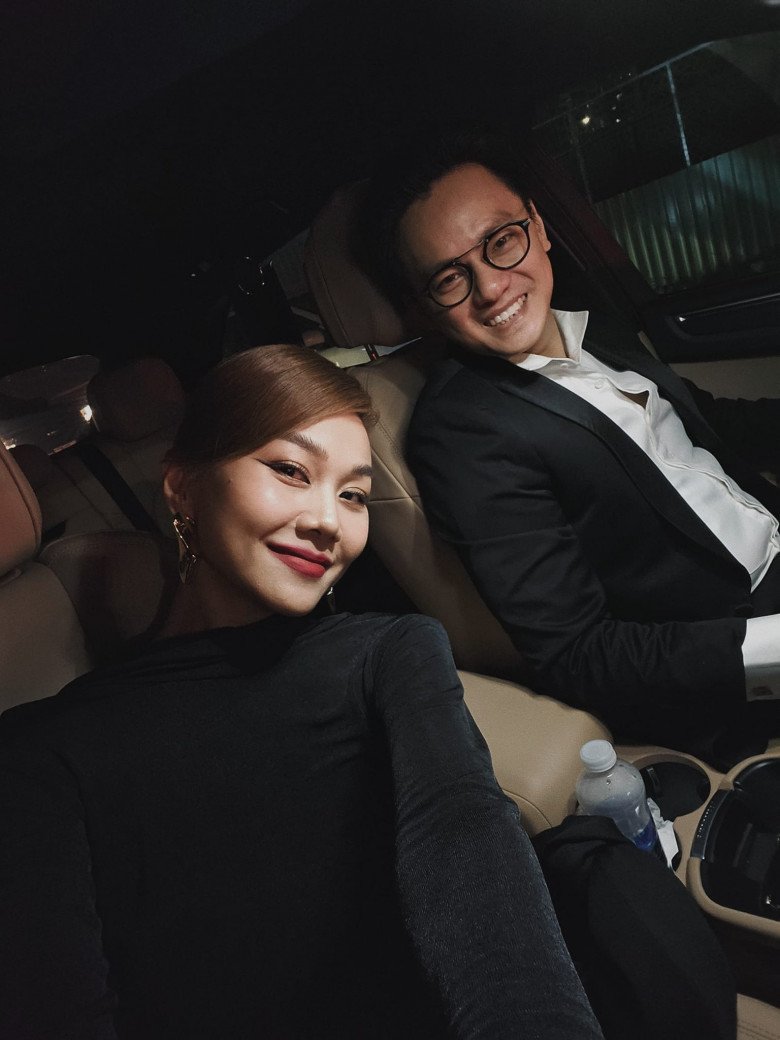 Người đẹp tự hào khoe việc làm tài xế chở chồng đi làm.