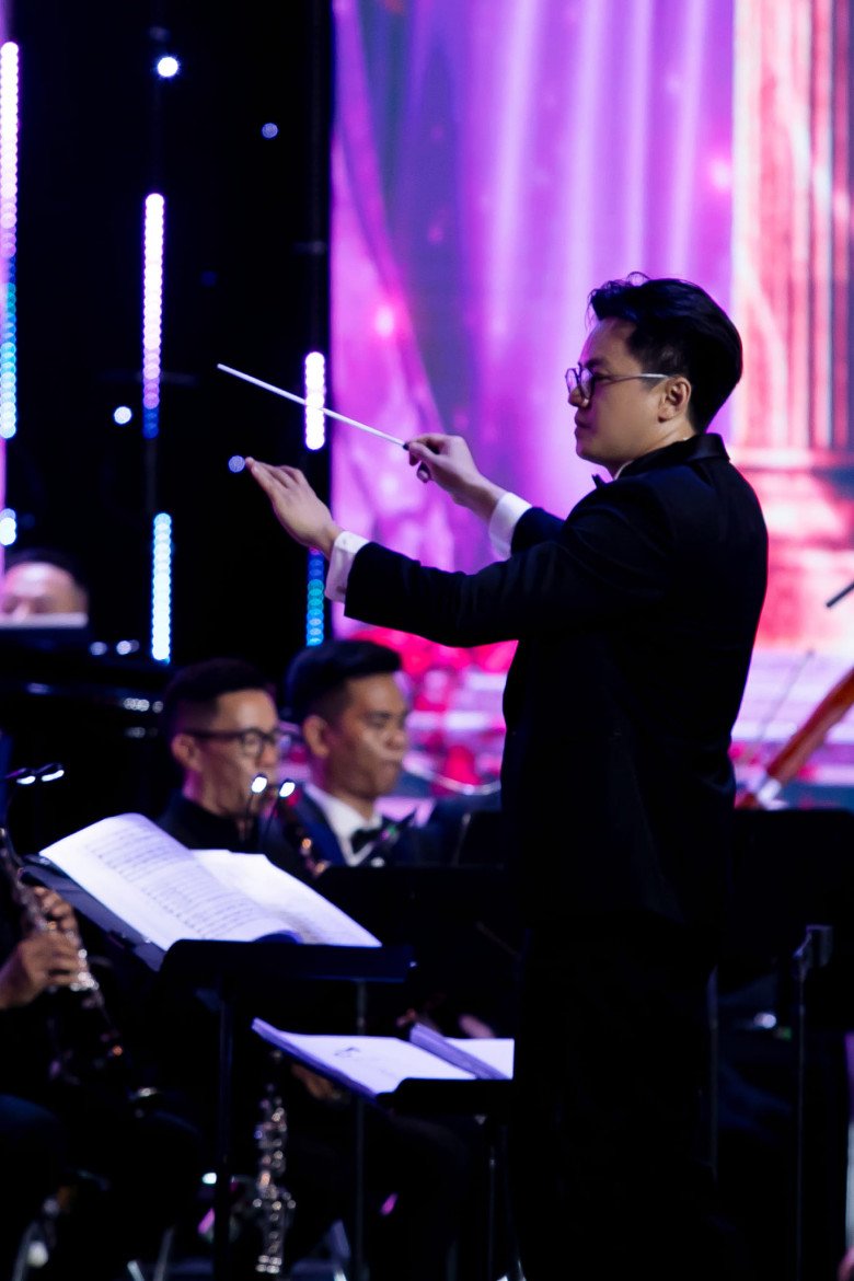 Nhạc trưởng Trần Nhật Minh qua ống kính của vợ.