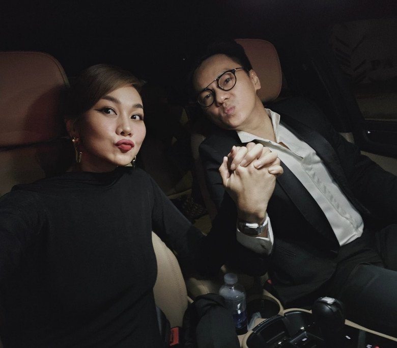 Thanh Hằng khoe ảnh tay trong tay với chồng nhạc trưởng.