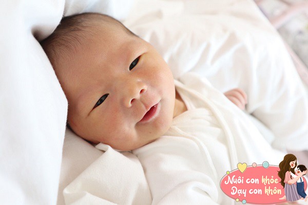 Trẻ thường thích cười và bắt chước âm thanh của bố mẹ, đây là một dấu hiệu cho thấy đang phát triển trí não tốt.