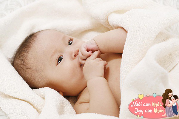 Trẻ sơ sinh thích mút tay để tìm hiểu cảm giác của bàn tay, giúp khám phá cảm giác của da, ngón tay...