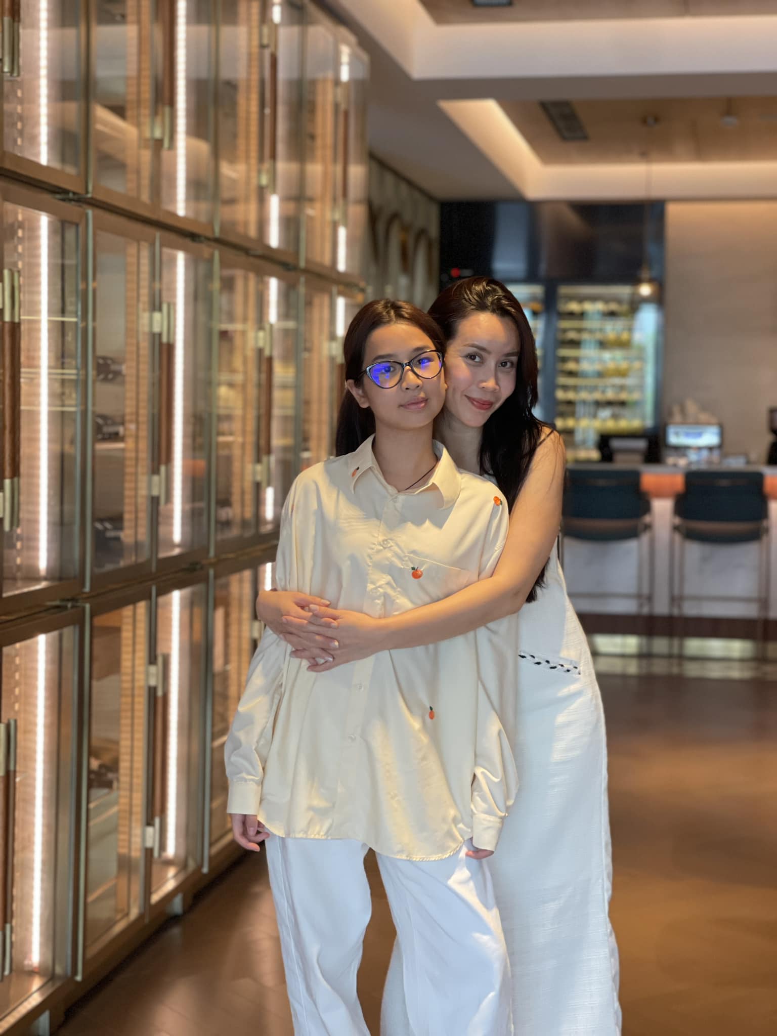 Trên sóng truyền hình, bà xã Hồ Hoài Anh đã nhắn nhủ con: Tất cả những gì mẹ làm là đều mong muốn có một nền tảng, chỗ dựa vững chắc cho gia đình. Và tình yêu của mẹ dành cho con chưa bao giờ vơi đi cả.