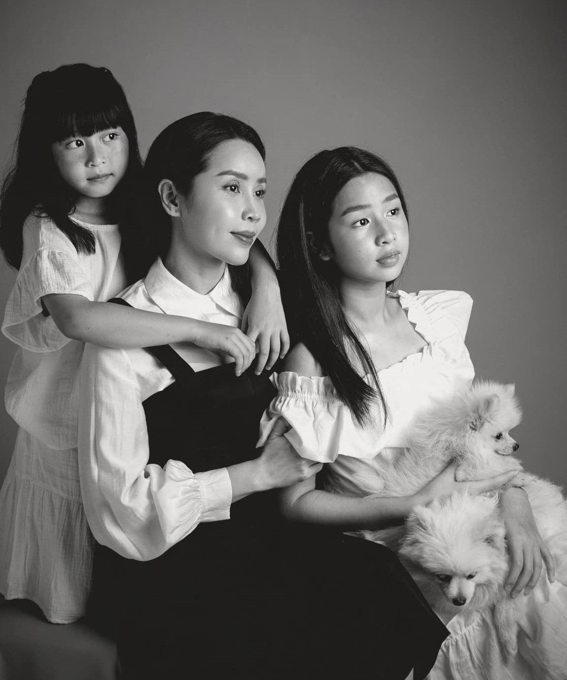 Nói về chuyện gia đình, Lưu Hương Giang nói bây giờ khi đi quay, đi diễn đều mong muốn về sớm để chăm con, chăm sóc gia đình. Cô tâm sự con gái chịu nhiều áp lực khi bố mẹ đều tham gia, hoạt động nghệ thuật.