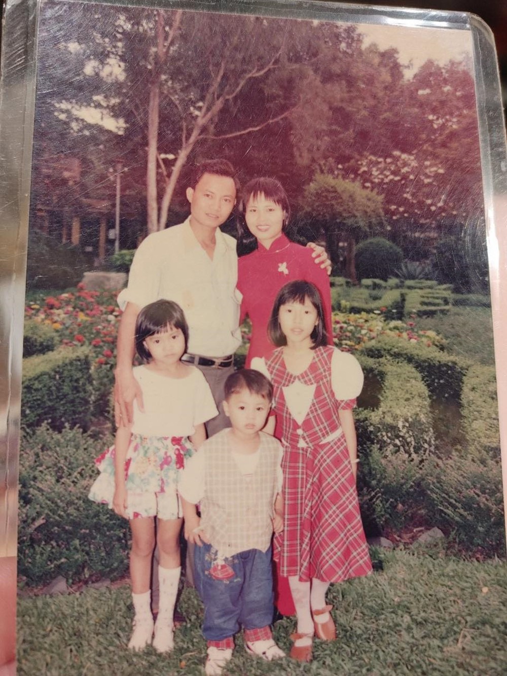 Vì chị là người thân đồng hành thân thiết và gắn bó trong chặng đường hoạt động nghệ thuật của cô.