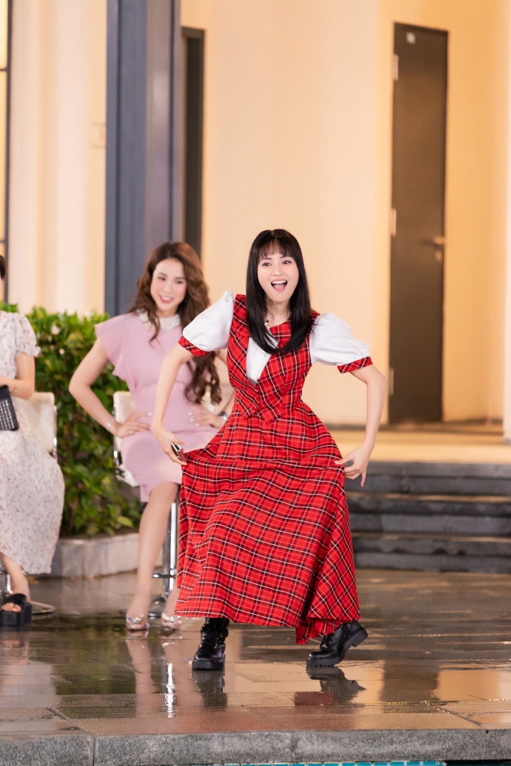 Duy nhất mỹ nhân sinh năm 1990 chọn chị gái để hoá thân. Lan Ngọc chia sẻ đã từng hoá trang thành mẹ nhiều lần và muốn hoá thân thành chị gái trong dịp đặc biệt này.