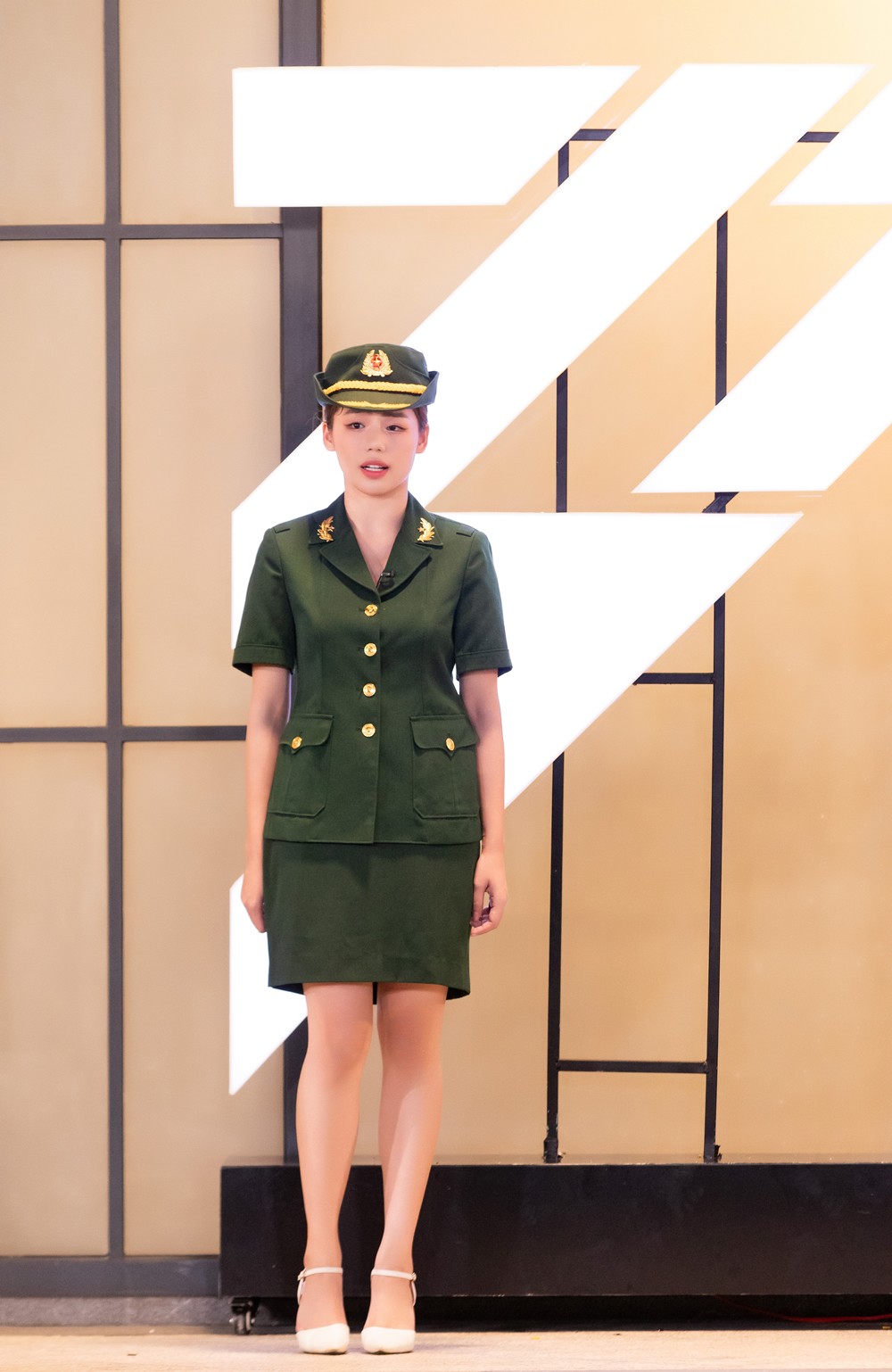 Thông qua chương trình và thử thách hoá trang, Hương Ly gửi lời cảm ơn và xin lỗi đến bố. Cô tiết lộ 2 bố em mới giận nhau hơn một năm và mới làm lành.