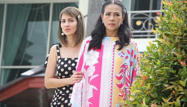 Mẹ chồng ở trên nhà bước xuống bếp, thấy các cô chú trong họ chê con dâu ăn hại nên bà bênh chằm chặp. (Ảnh minh họa)