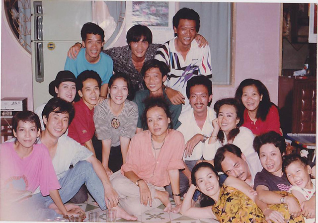 Minh Phượng (áo trắng hàng 2 từ phải qua) và các bạn cùng trường Nghệ thuật Sân khấu 2: NSƯT Thành Lộc, NSƯT Công Ninh, Minh Nhí, Thanh Thủy, Thanh Hoàng...