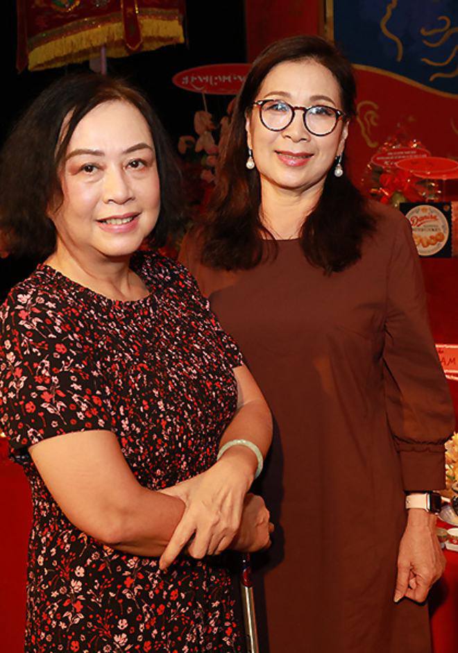 Minh Phượng chụp ảnh cùng NSƯT Kim Xuân.