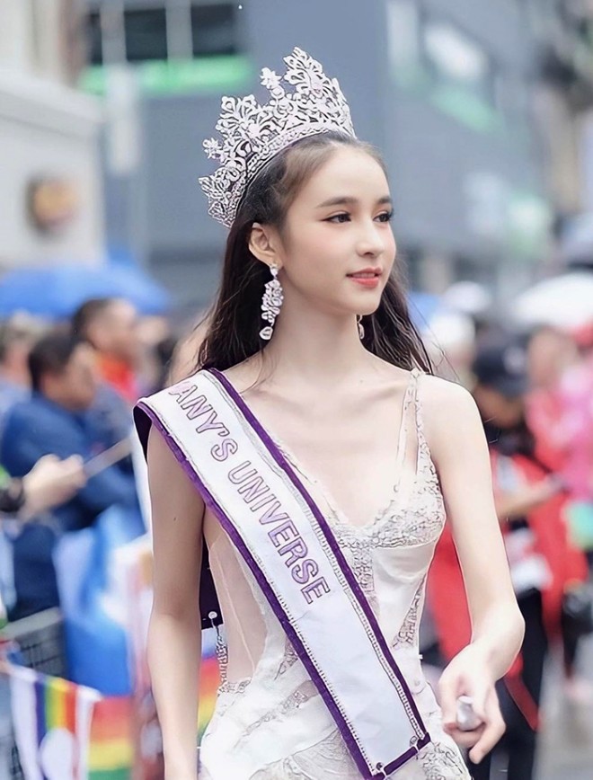 Kristina Sokolovskayaning yalangoch mushuki