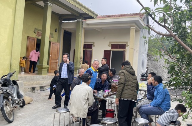 Hai ngày qua, rất đông người đến nhà cháu bé để thăm hỏi, chúc mừng gia đình.