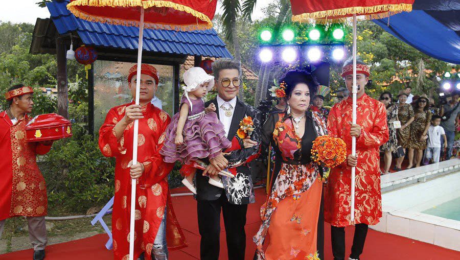 Thanh Bạch và bà xã Thúy Nga 10 lần tổ chức đám cưới.