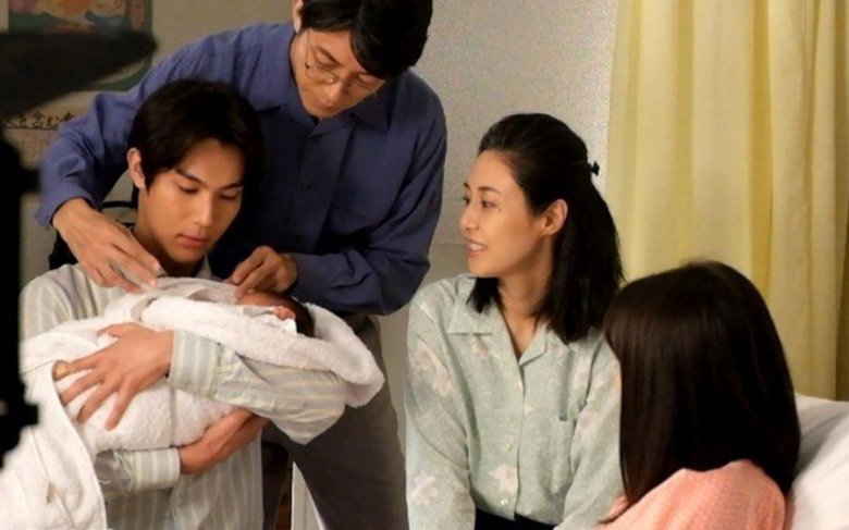 Dù luôn chân tay nhưng anh bảo rất hạnh phúc nên vất vả cỡ nào cũng vượt qua được. (Ảnh minh họa)