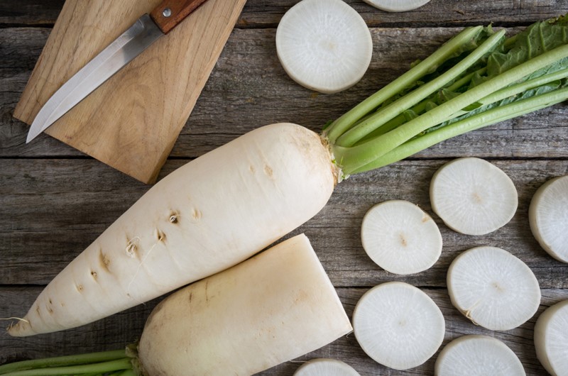 Củ cải trắng thường được ví là “nhân sâm mùa đông”. Ăn thường xuyên có thể phòng tránh cảm cúm và cảm lạnh. Đây là một trong các loại rau củ có thể chống sung huyết, hình thành các chất nhầy trong cổ họng của bạn.
