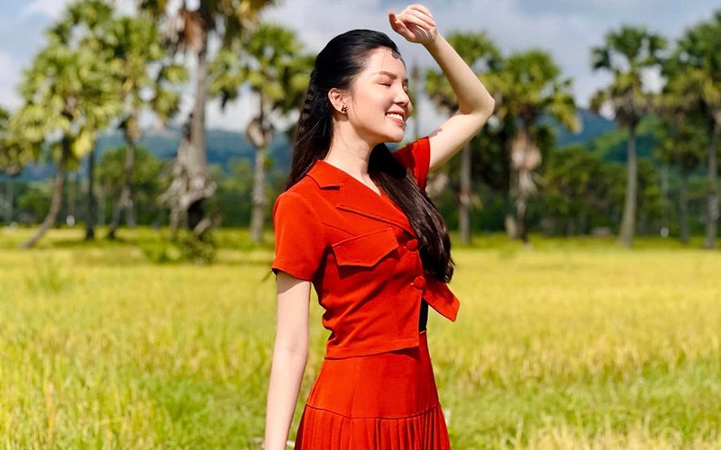 Huỳnh Thúy Vi khoe khéo phong cách nữ tính ngọt ngào, cùng bộ váy màu đỏ thắm nồng nàn với cánh đồng đầy lúa tươi vàng. 
