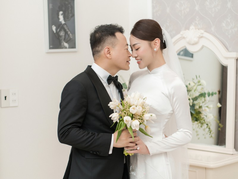 Được biết hồi tháng 9, Phương Oanh đã đi thử váy và chụp ảnh cưới, dự định làm đám cưới với Shark Bình vào ngày 11/11. Tuy nhiên do nữ diễn viên 'Quỳnh Búp Bê' ốm nghén quá nặng nên cô và chồng doanh nhân hơn 8 tuổi quyết định hoãn làm tiệc cưới.
