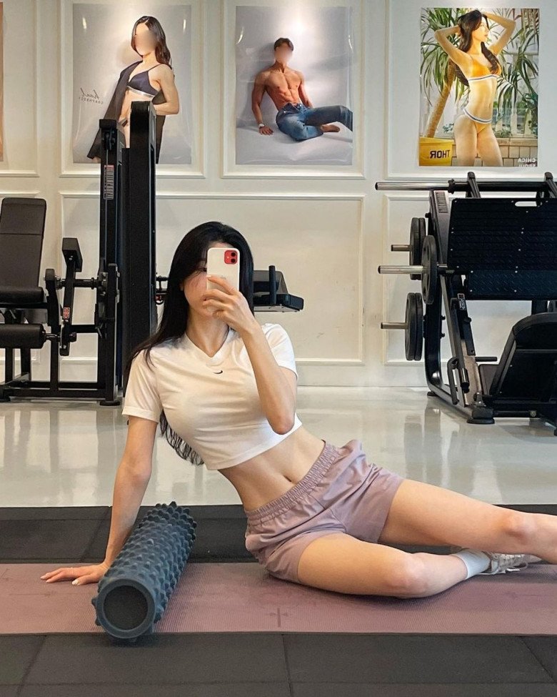 Tập thể dục giúp cô có cơ bắp săn chắc hơn.