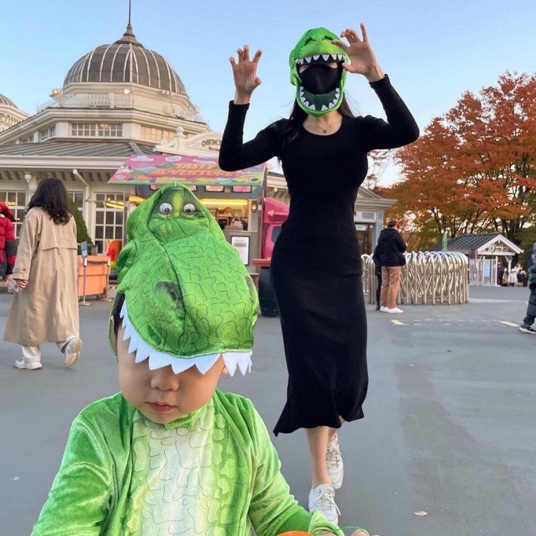 Cô thường xuyên chơi với con trai. 