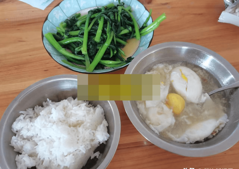 Một bữa cơm ở cữ của cô Lâm có hai món ăn và cũng không được hấp dẫn.