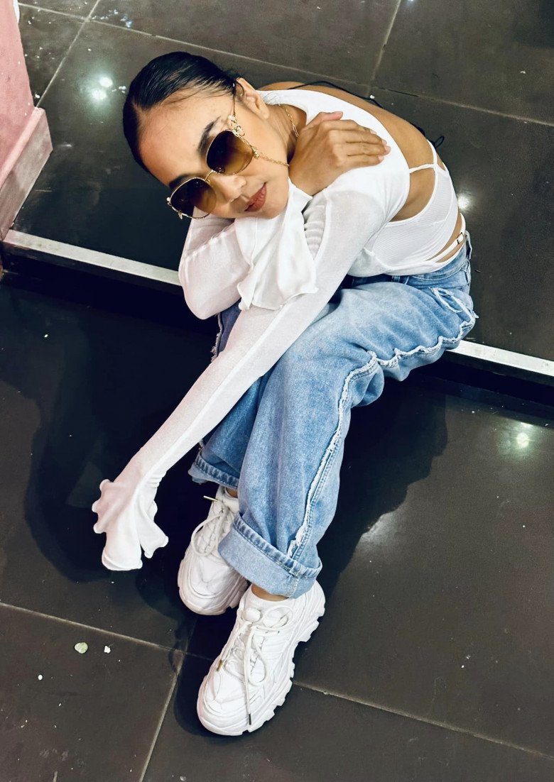 Nữ ca sĩ từng thất tình, mua vé bay sang Na Uy chỉ để nằm khóc.