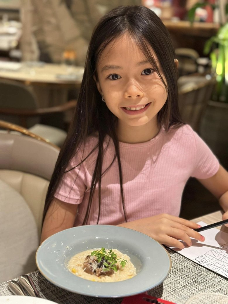 Nữ ca sĩ cho biết nói chuyện với con gái 100% bằng tiếng Việt, vì không muốn con mình không giao tiếp được với bà ngoại.