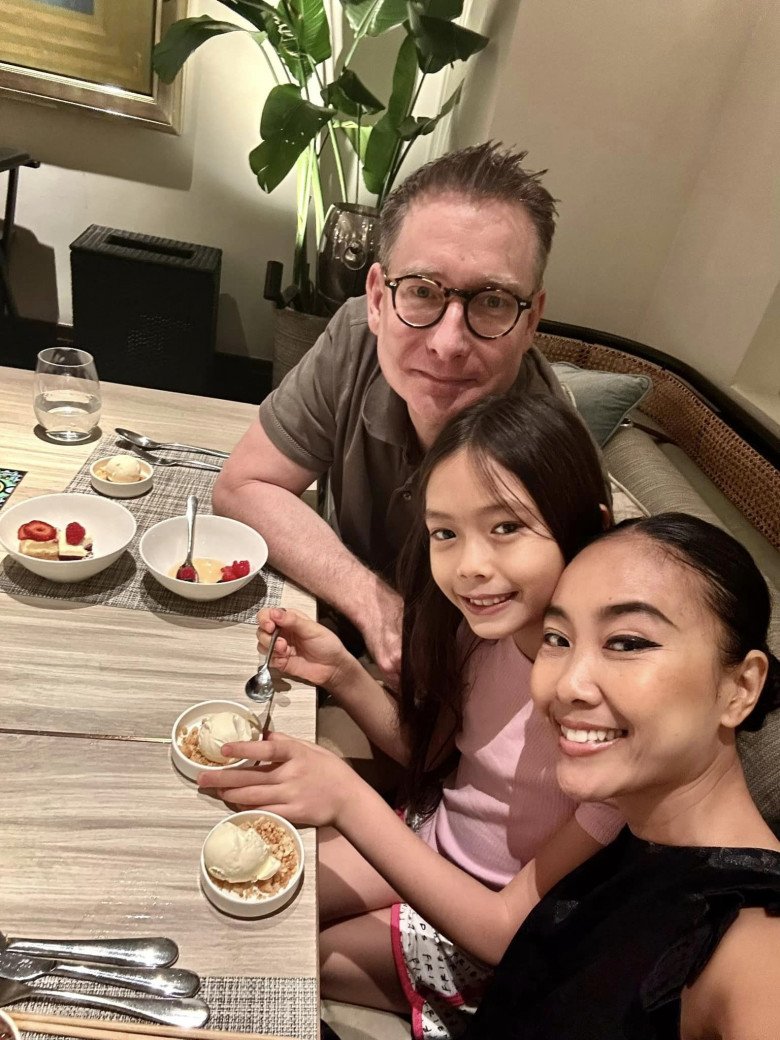 Từng đấu tranh với chồng Tây để không cho con ngủ riêng từ khi mới sinh, đến giờ Đoan Trang cho biết bé Sol 10 tuổi vẫn ngủ chung với bố mẹ.