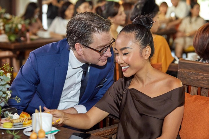 Cô bất ngờ khi lâu không gặp và chỉ qua điện thoại, Johan vẫn biết mình không ổn.