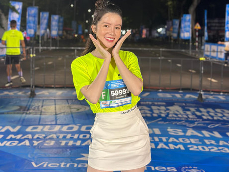 Cô giáo Cần Thơ mặc chân váy ngắn đi chạy bộ, làm bao người xao xuyến trên phố