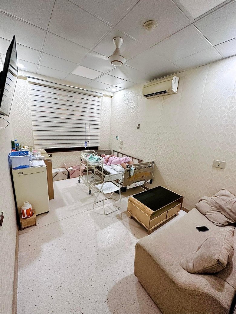 Chị Hải và con mới sinh nghỉ ngơi sau vượt cạn. (Ảnh: NVCC)