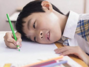 Yêu con - Đi công tác 3 tháng mới về, bố choáng váng khi đọc bài văn tả của con "tối nào em cũng ôm bố mẹ ngủ"