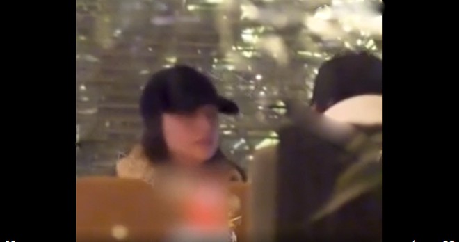 Đổng Khiết đi ăn cùng một người đàn ông 40 tuổi.