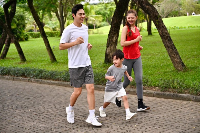 Vào những ngày đẹp trời, cô còn đồng hành cùng gia đình trong những buổi chạy bộ tại công viên để đốt năng lượng, giữ vóc dáng nuột nà.