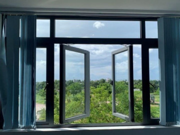 Cửa sổ mở vào trong hay hướng ra ngoài sẽ tốt hơn?
