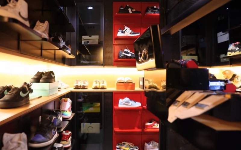 Minh Nhựa thích giày thể thao nên trong phòng thay giày của anh trưng bày một loạt giày thể thao, đủ màu sắc với nhiều thương hiệu nổi tiếng. 
