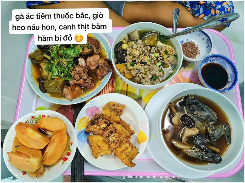 Không chỉ vậy, anh Cường cho biết, bố mẹ anh liên tục đổi món trong thực đơn cơm cữ cho con dâu.
